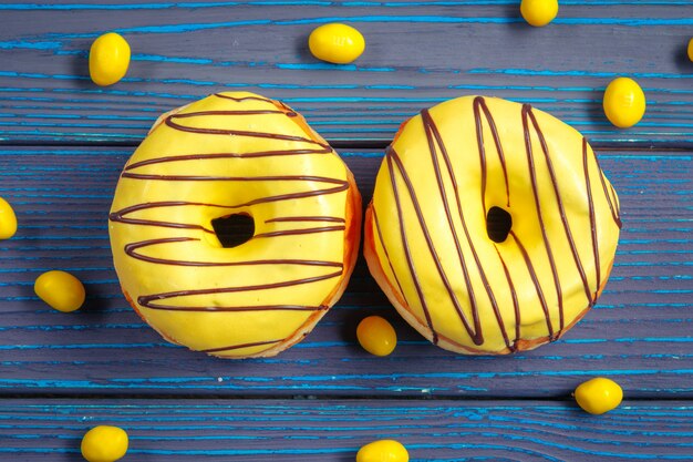 Geglazuurde donuts op houten oppervlak