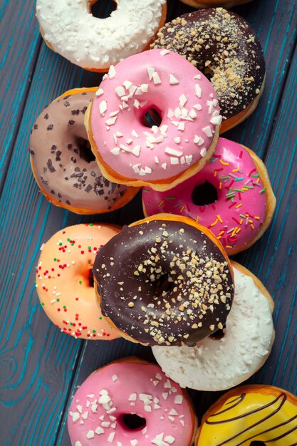 Geglazuurde donuts op houten oppervlak