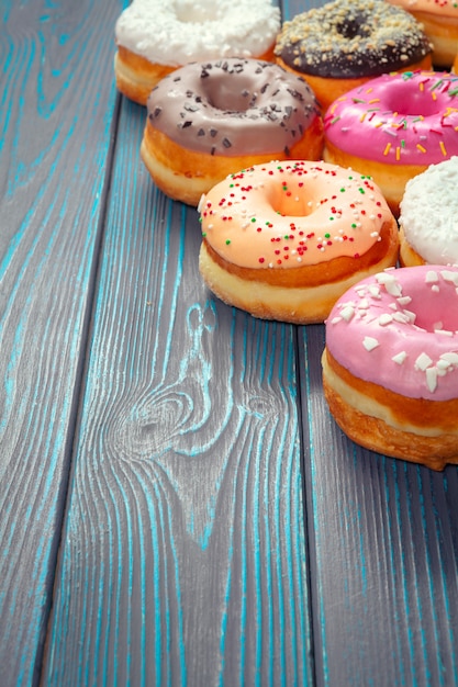 Geglazuurde donuts op houten oppervlak