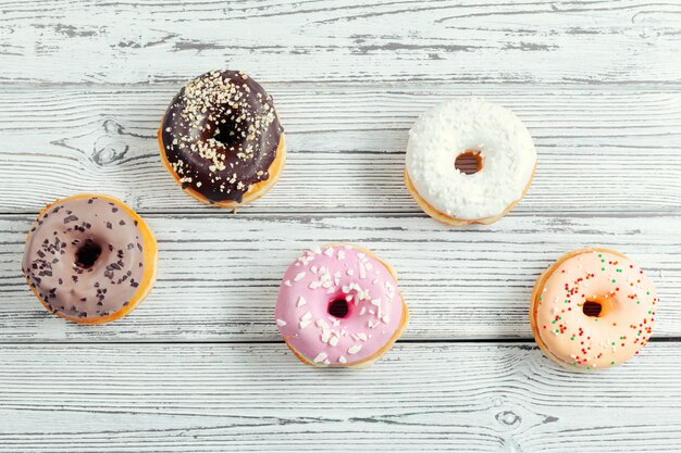 Geglazuurde donuts op houten tafel