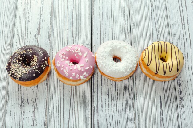 Geglazuurde donuts op houten