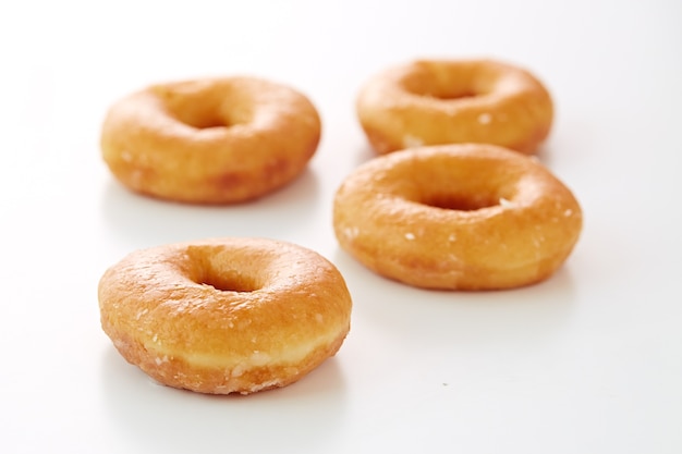 Geglazuurde donutson een witte achtergrond