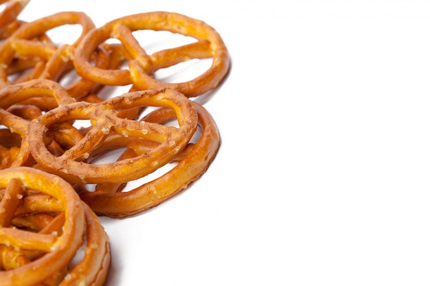 Geglazuurde en gezouten pretzels geïsoleerd op een witte ondergrond