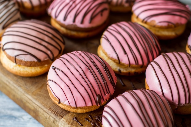 Geglazuurde koekjes sandwiches. Koekjes met decoratie. Nieuw dessert in cafémenu. Bushcakes met roomvulling.