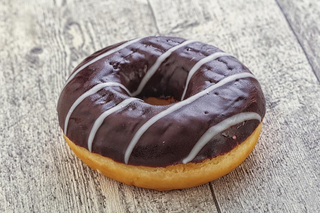 Geglazuurde zoete smakelijke donut met chocoladesuikerglazuur