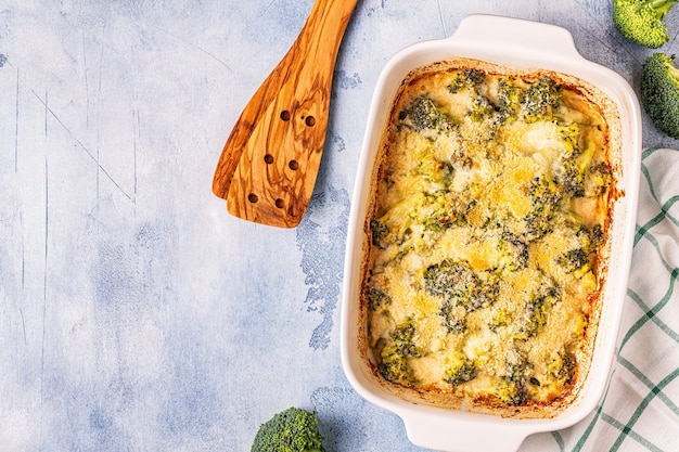 Gegratineerde broccoli in een ovenschaal