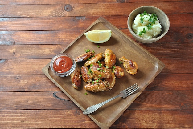 Gegrild, barbecue kippenvleugels, lekker eten voor diner of lunch. Gebakken kippenvleugels met sesamzaadjes. Fast food concept