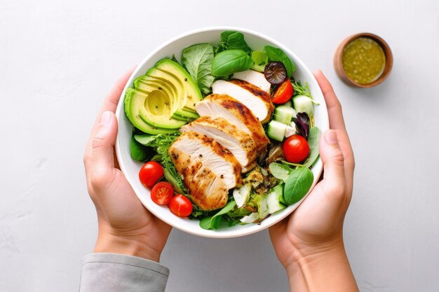 Foto gegrild kippenvlees en verse groentesalade van tomaat-avocado-sla en spinazie