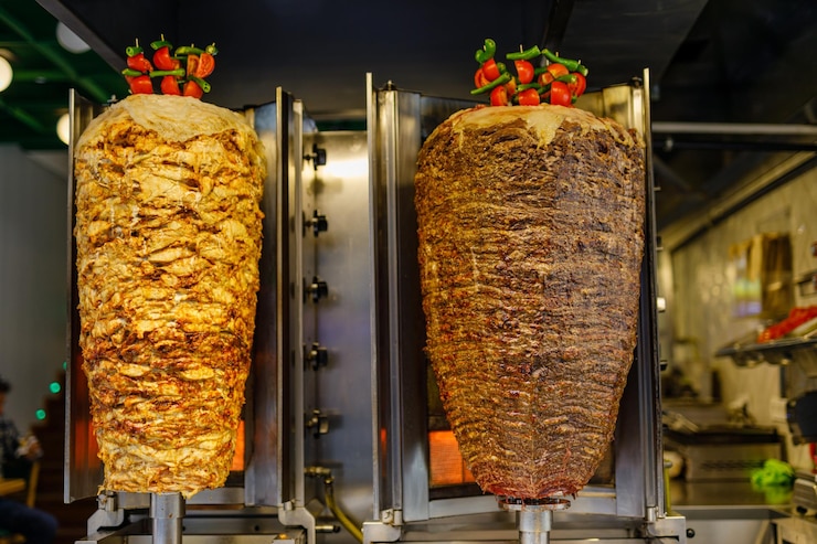 Gegrild kippenvlees op een verticale rotisserie gebruikt in traditioneel Turks straatvoedsel Doner Kebab Sh
