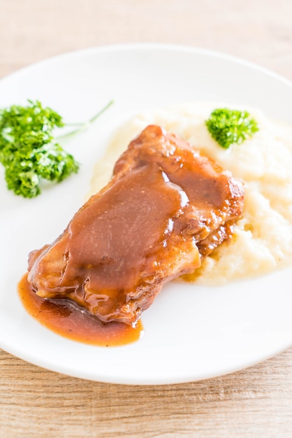 gegrild rib varkensvlees met puree aardappelen