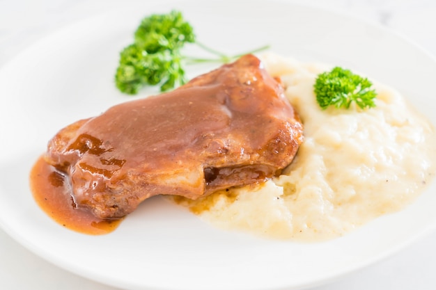 gegrild rib varkensvlees met puree aardappelen