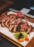Foto gegrild rundvlees van uitstekende kwaliteit in een chique restaurant.