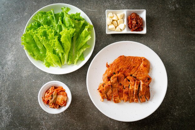 Gegrild varkensvlees gemarineerde kochujang saus in koreaanse stijl met groente en kimchi - korean food style