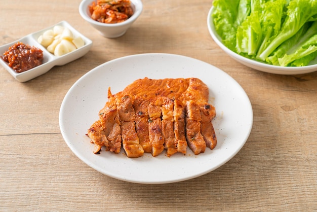 gegrild varkensvlees gemarineerde Kochujang saus in Koreaanse stijl met groente en kimchi - Korean food style