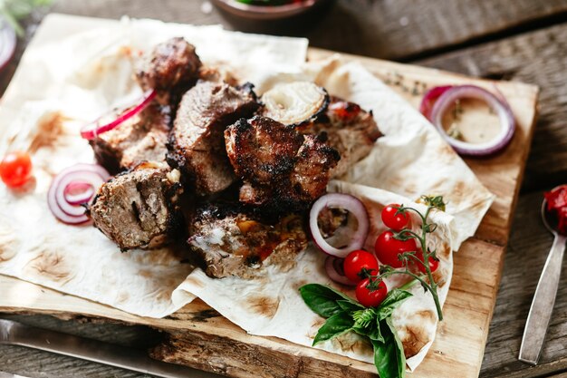 Gegrild vlees met groenten op pitabroodje Shashlik