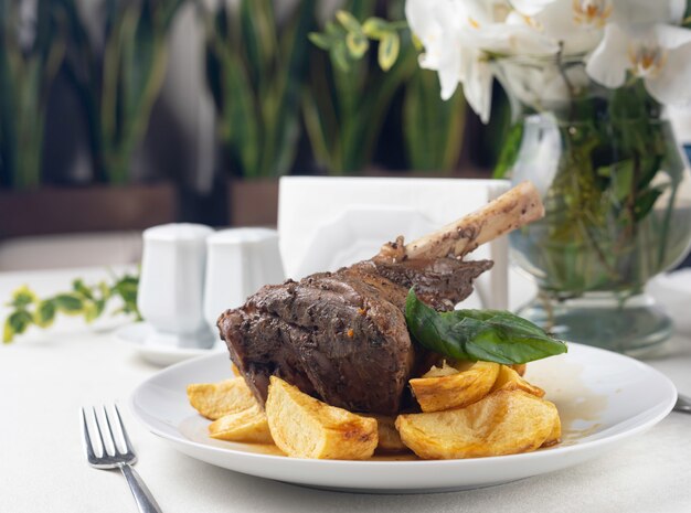 Gegrild vlees op een witte plaat in een geserveerd restaurant