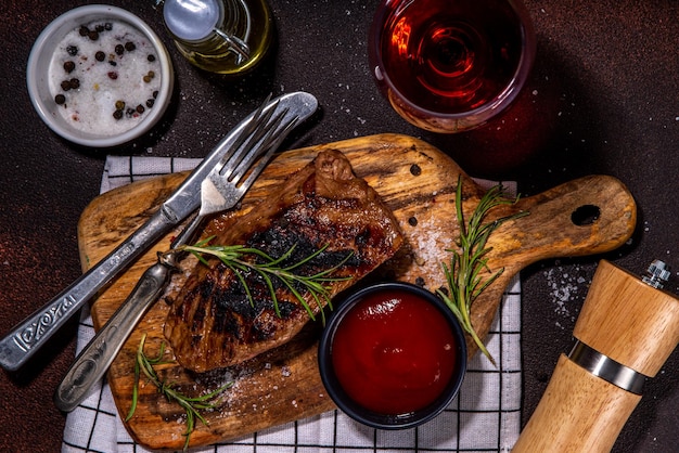 Gegrild vlees steak op donkere tafel