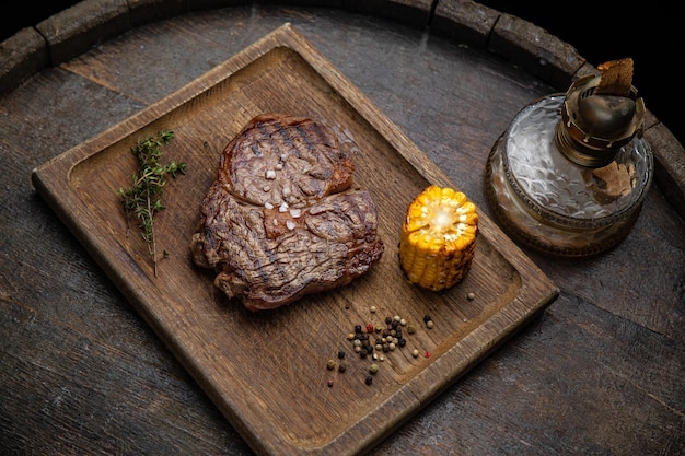 Gegrild vlees steak op een houten bord met kruiden in een premium restaurant