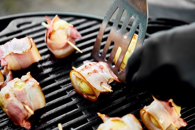 Gegrilde aardappel met spek op gasgrill.