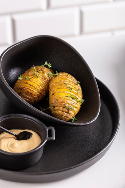 Gegrilde aardappel met tijm, peper en saus