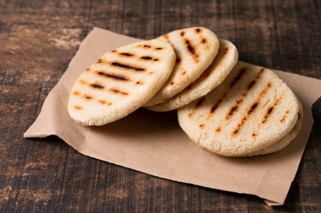 Gegrilde arepa's onder hoge hoek op karton