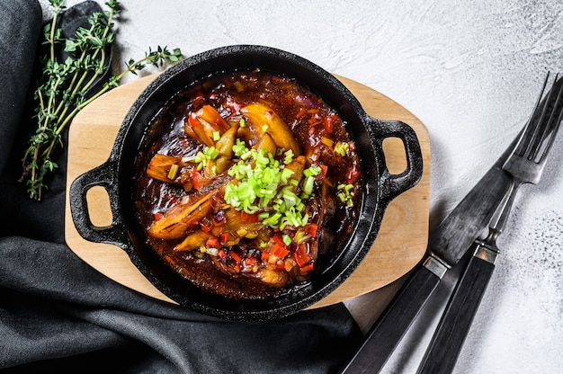 Gegrilde aubergine in een gietijzeren koekenpan