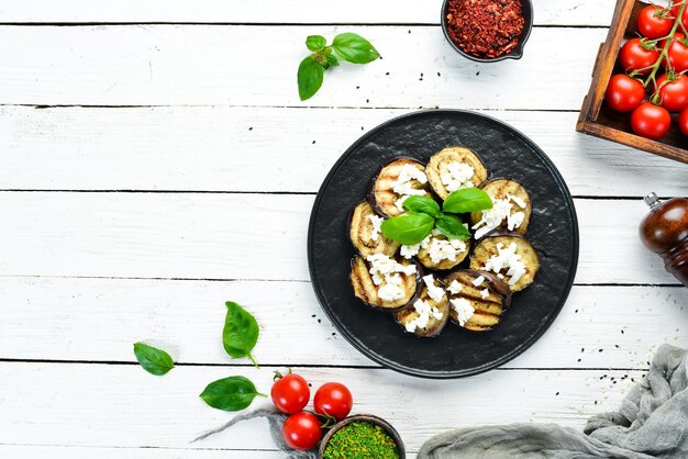 Gegrilde aubergine met fetakaas. Bovenaanzicht. Vrije ruimte voor uw tekst.