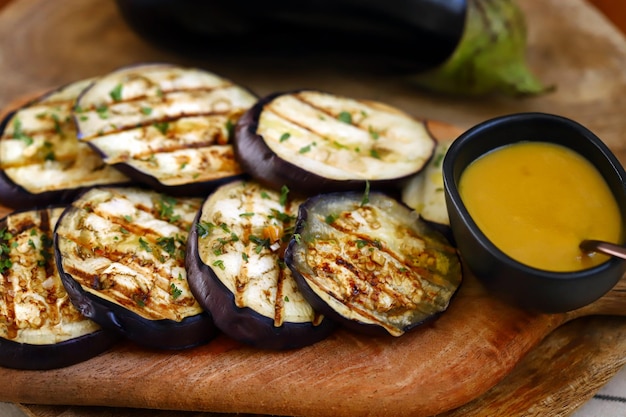 Gegrilde aubergine met mosterdsaus