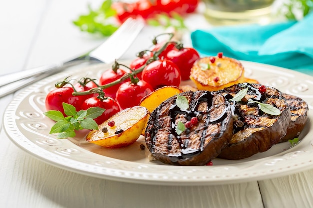 Gegrilde auberginesteaks met groenten