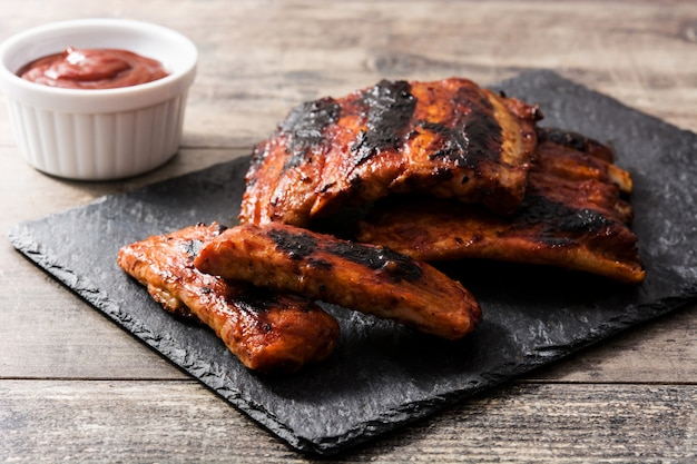 Gegrilde barbecue ribben op houten tafel