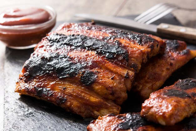 Gegrilde barbecue ribben op houten tafel