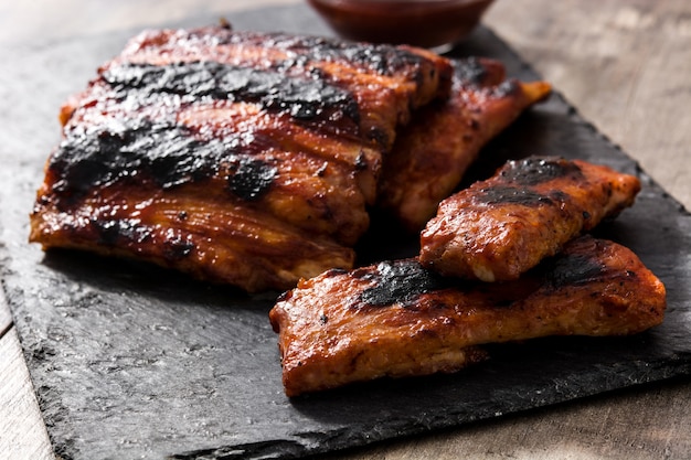 Gegrilde barbecue ribben op houten tafel