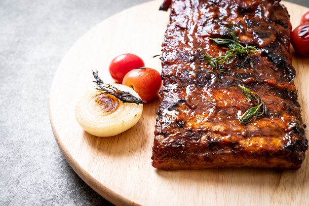 gegrilde barbecue ribben varkensvlees