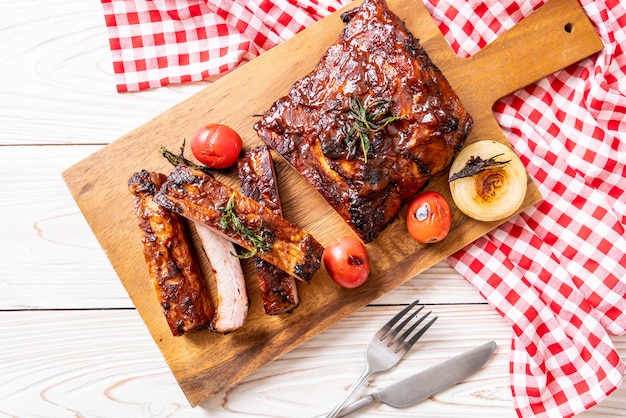 gegrilde barbecue ribben varkensvlees