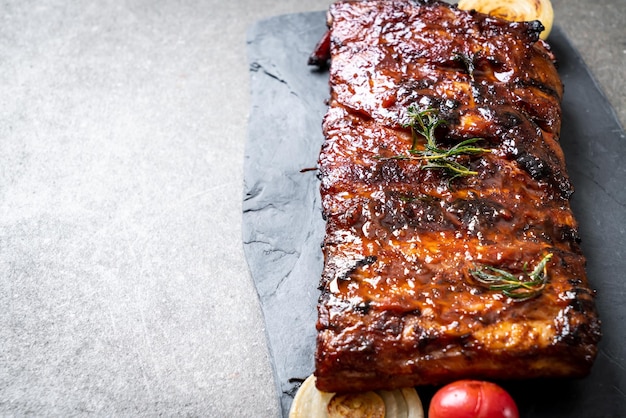 gegrilde barbecue ribben varkensvlees