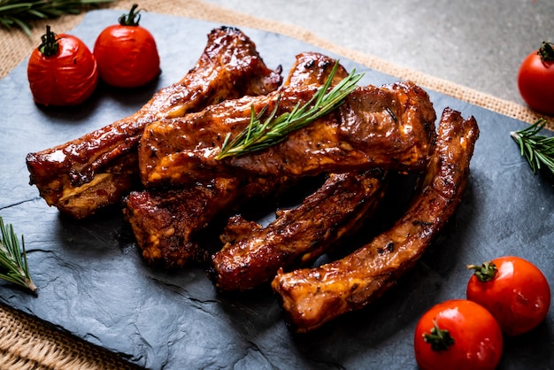 gegrilde barbecue ribben varkensvlees