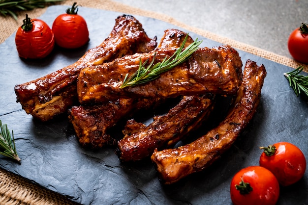 Gegrilde barbecue ribben varkensvlees