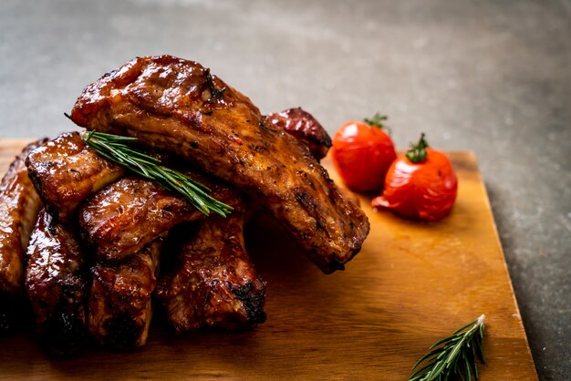 gegrilde barbecue ribben varkensvlees