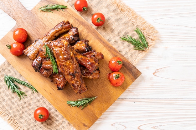 gegrilde barbecue ribben varkensvlees