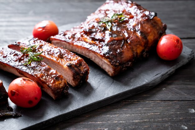 gegrilde barbecue ribben varkensvlees