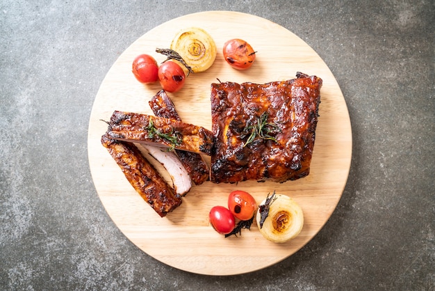 gegrilde barbecue ribben varkensvlees