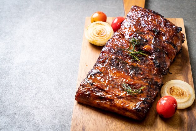 gegrilde barbecue ribben varkensvlees