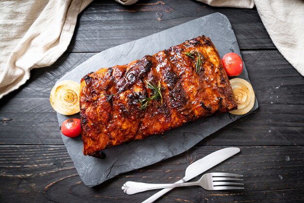 gegrilde barbecue ribben varkensvlees