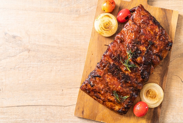 gegrilde barbecue varkensribbetjes