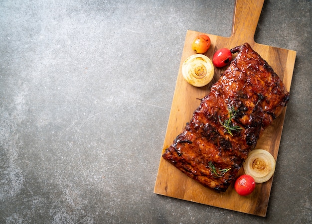 gegrilde barbecue varkensribbetjes