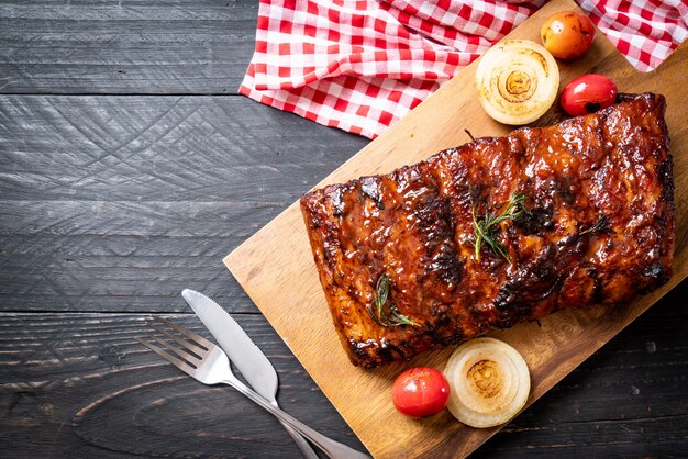 gegrilde barbecue varkensribbetjes