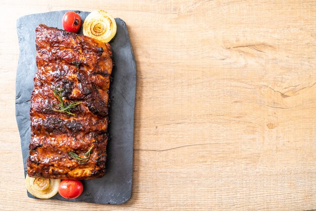 gegrilde barbecue varkensribbetjes