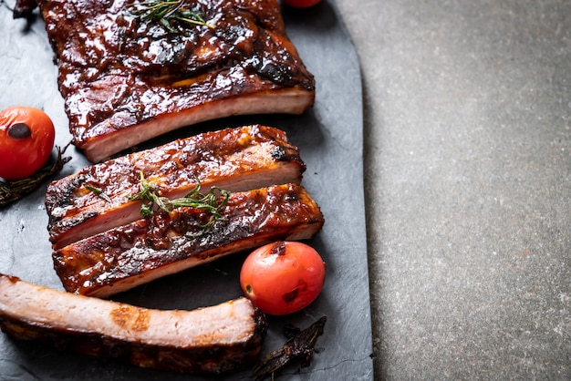 gegrilde barbecue varkensribbetjes