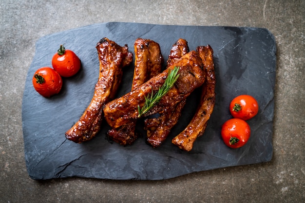 gegrilde barbecue varkensribbetjes