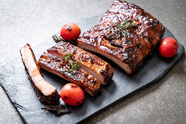 gegrilde barbecue varkensribbetjes